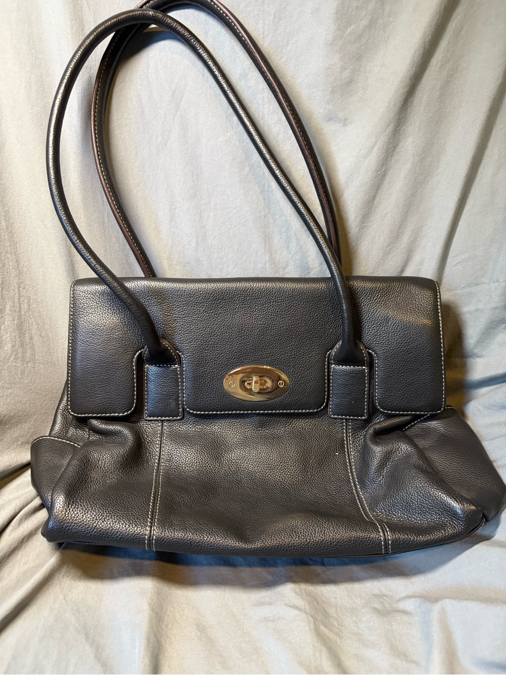 Elegant Black Leather Shoulder Bag with Turn-Lock Accent